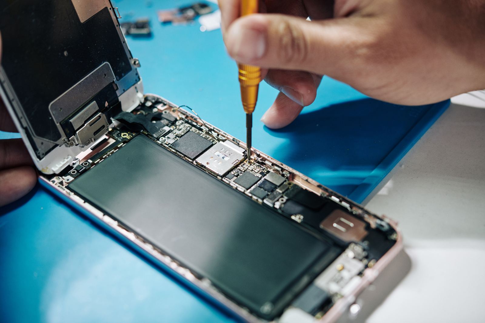 Techniker repariert ein Smartphone-Display in der Werkstatt von iSmart Repair in Hamburg