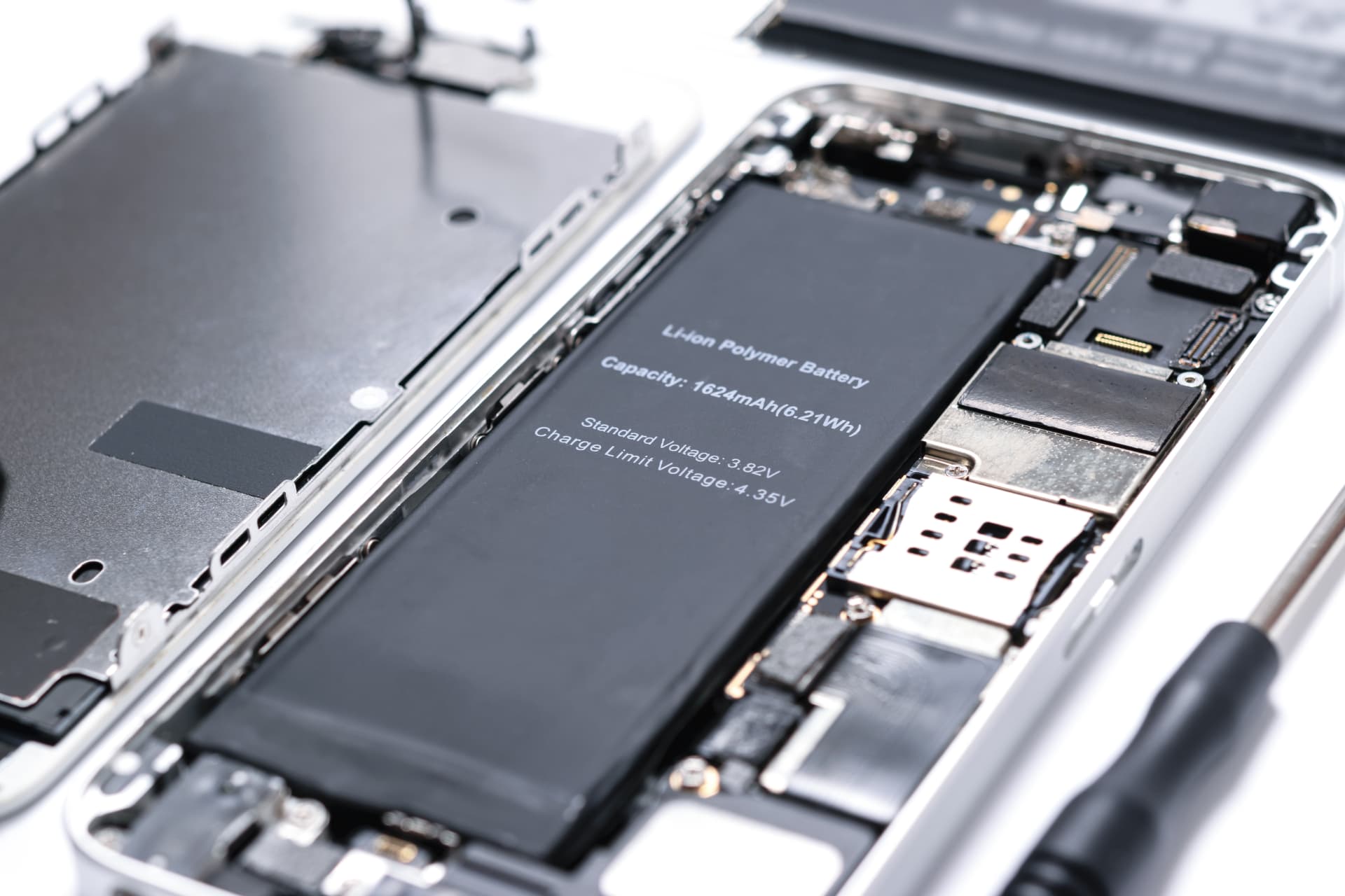 Geöffnetes iPhone mit ausgebautem Li-Ion-Akku beim Akkutausch