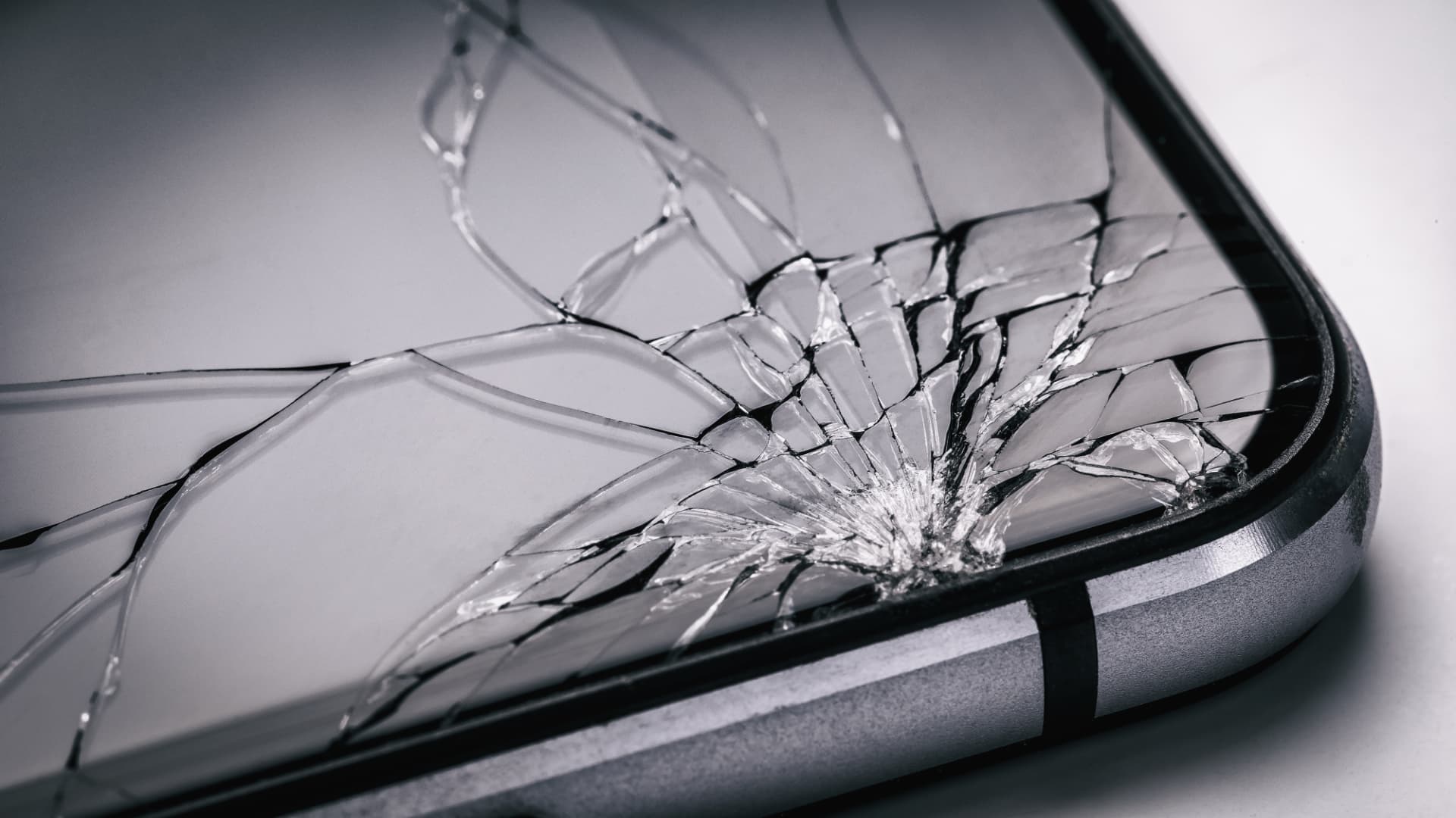 Smartphone mit gesprungenem Display – Displayreparatur bei iSmart Repair in Hamburg